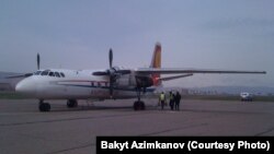 "Эйр Кыргызстан" авиакомпаниясынын АН–24 учагы Жалал-Абад аэропортунда, 7-март 2010-ж.