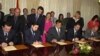 Maqedoni e Veriut: liderët maqedonas dhe shqiptarë, duke nënshkruar Marrëveshjen e Ohrit, më 13 gusht 2001. 