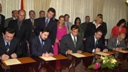 Liderët shqiptarë dhe ata maqedonas gjatë nënshkrimit të Marrëveshjes së Ohrit. 13 gusht, 2001.