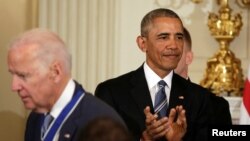 Барак Обама аплодирует Джо Байдену