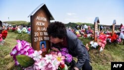 Time Alijaj puth varrin e familjarit të saj në Meje, në përvjetorin e të pagjeturve, që e humbi gjatë luftës së fundit.