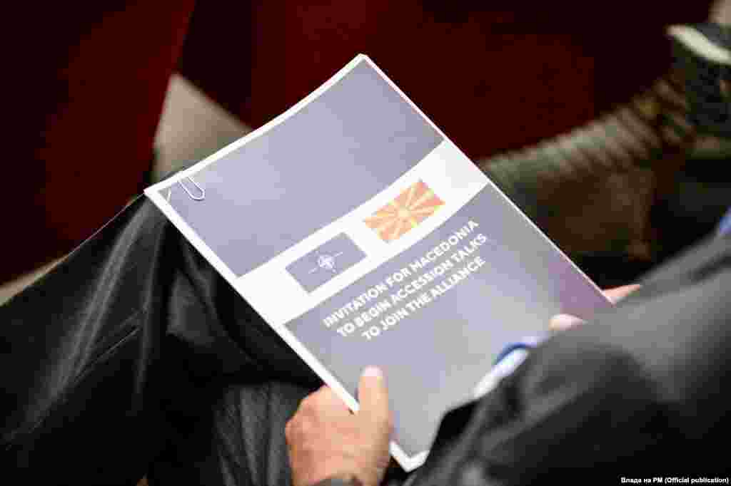 МАКЕДОНИЈА - Со потпишувањето на Договорот со Грција се отвораат европските перспективи кои значат и економски простеритет, изјави претседателот на МАНУ, Таки Фити на научната конференција на оваа тема во Акдемијата. Премиерот Заев изјави дека Македонија го потврди и зајкна својот идентитет.