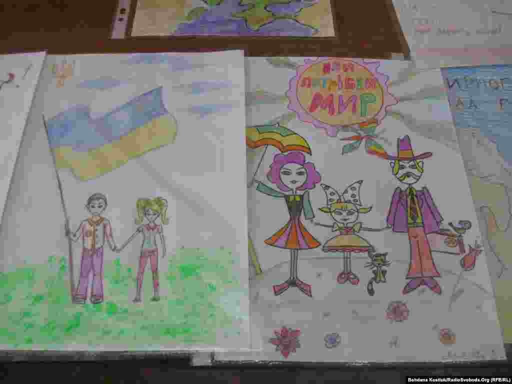 Малюнки дітей, намальовані для українських солдатів в зоні АТО, Прилуки, 2 липня 2014 року