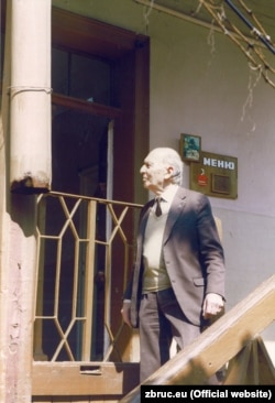 Любомир-Ежен Гузар на рідній вулиці під час приїзду до Чернівців у 1991 році