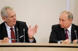 Мілош Земан (л) підтримує добрі відносини з президентом Росії Володимиром Путіним (п)