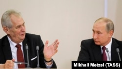 Милош Земан (слева) и Владимир Путин (справа)