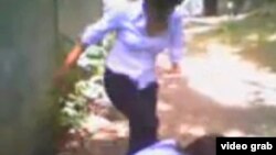 Скриншот видео, на котором снято избиение школьницы ее ровесницами. 