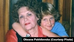 Ліна Костенко та її онука Ярослава Барб’єрі, фото з родинного архіву