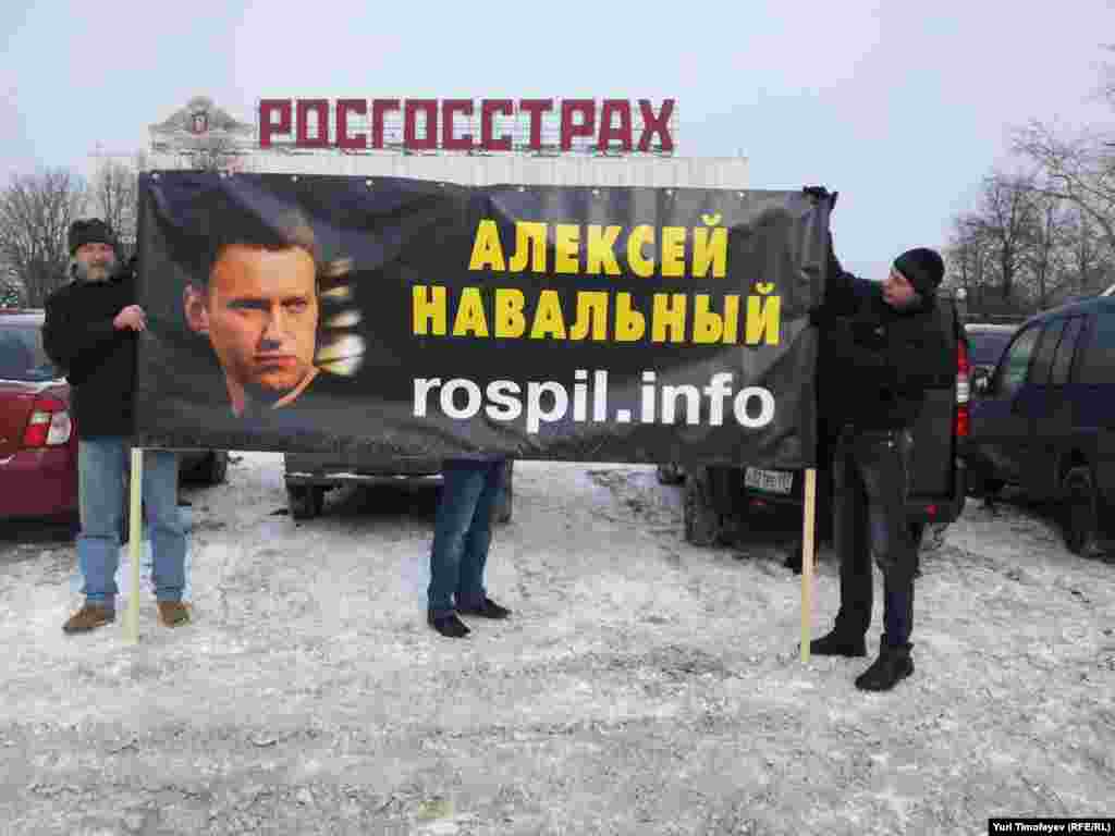 Блогер Алексей Навальныйдың суретін ұстап тұрған митингке қатысушылар ұсталды.