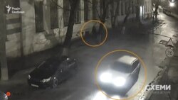 Приблизно через тридцять секунд у кадрі знову з’являється світла автівка – схожа на ту, яка повернула ліворуч вулицею