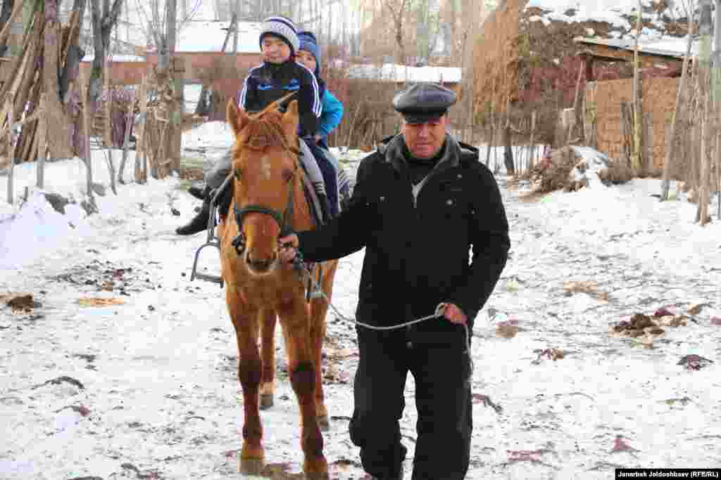 Дед с внуками.