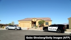 Автомобили полиции рядом с домом, где, как утверждается, жил Стивен Пэддок, открывший стрельбу в Лас-Вегасе. Мескит, Невада, 2 октября 2017 года.