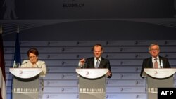 Latvia -- President of the European Commission Jean-Claude Juncker (R), President of the European Council Donald Tusk and Latvia's Prime Minister Laimdota Straujuma (L) attend a final press conference at the end of the fourth European Union (EU) eastern P