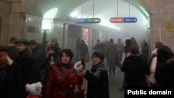 Эвакуация людей со станции метро «Сенная площадь» в Петербурге.