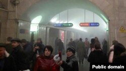 Эвакуация людей со станции метро "Сенная площадь" в Петербурге