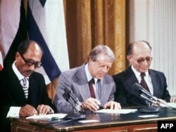 از چپ: سادات، کارتر و بگین به هنگام امضای توافق‌نامه صلح کمپ دیوید در سپتامبر ۱۹۷۸
