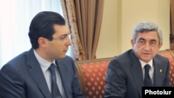 Президент Армении Серж Саргсян и его зять Микаэл Минасян (слева). 