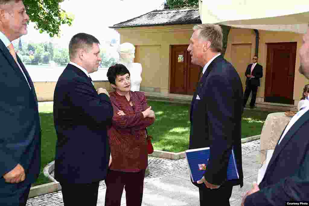 Джамиля Стехликова беседует с премьер-министрами Словакии (слева от нее) и Чехии (справа от нее). - Джамиля Стехликова во время встречи с премьер-министрами Чехии и Словакии. 