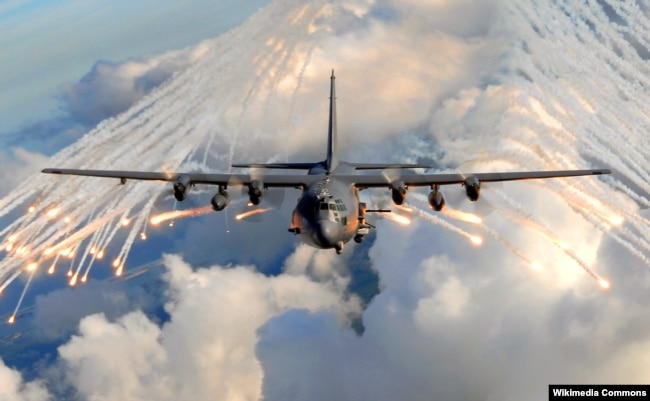 Штурмовик Lockheed AC-130, такие же, если верить словам официального представителя Пентагона, были задействованы при отражении нападения на нефтеперерабатывающий завод под Дейр-эз-Зором