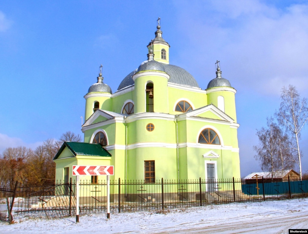 Стародубщина. Церква Трійці Живоначальної в селі Гриневі Погарського району. Була збудована в 1802 році замість старої дерев’яною на гроші українського шляхтича, генерал-поручика, графа Іллі Безбородька