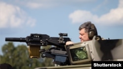 Петро Порошенко оглядає нову техніку української армії, 26 липня 2014 року