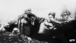 Архівне фото 1916 року: французькі солдати йдуть в атаку під час Верденської битви