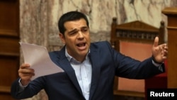 Премьер-министр Греции Алексис Ципрас выступает в парламенте