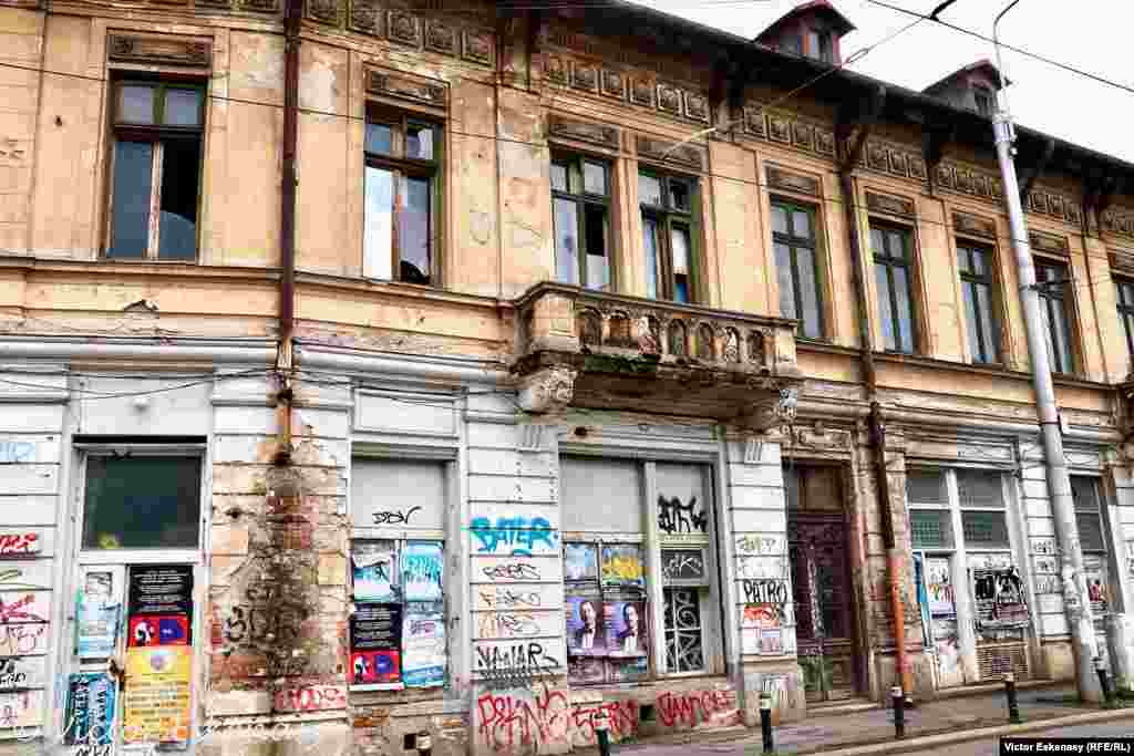 Fațadă de clădire nerestaurată, sec. XIX, Calea Moșilor, București