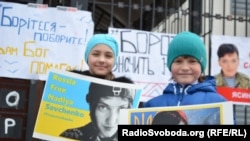Пикет в поддержку Надежды Савченко у стен посольства России в Киеве
