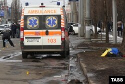 Poliția alături de corpul unei victime în Harkov, 22 febr, 2015
