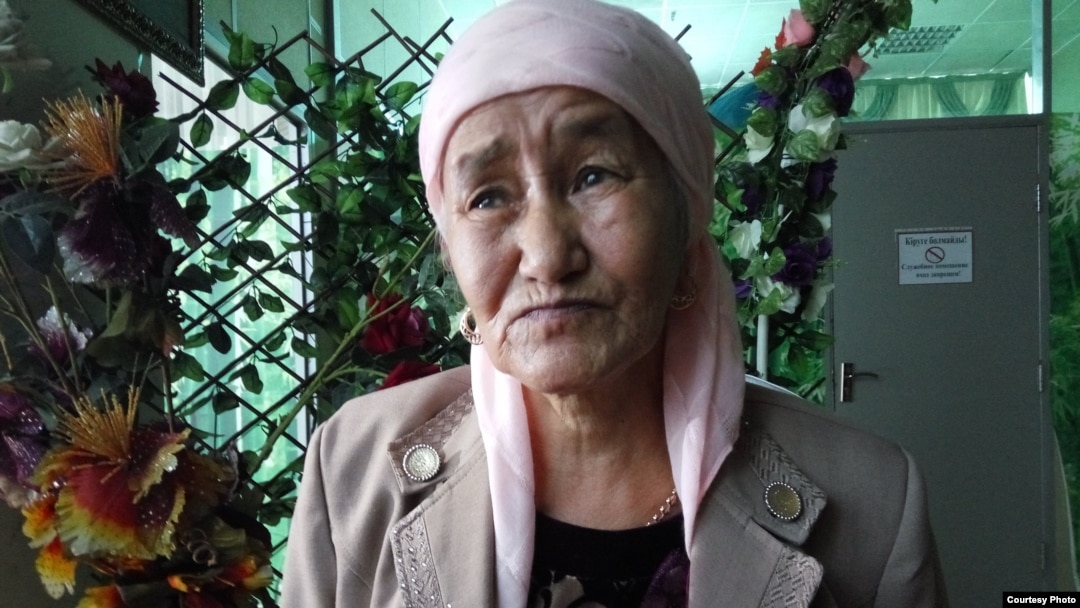 Массажист оны сұрамай-ақ желіге енгізді.