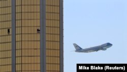 Президентский самолет взлетает из аэропорта Лас-Вегаса на фоне отеля "Мандалэй Бэй", из которого велась стрельба