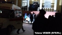 Скорая помощь увозит женщину, пострадавшую в результате давки у входа в Карагандинский областной суд, где ожидается оглашение по делу Серика Ахметова. 11 декабря 2015 года.