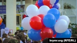 Школьная линейка в симферопольской академической гимназии. Иллюстрационное фото