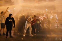 Augusztus 9-én már rögtön rohamrendőrök támadtak a tüntetőkre, és teherautószámra hurcolták el a tüntetőket.