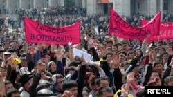 Акция протеста против действующего режима власти в центре Бишкека. 24 марта 2005 года.