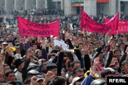 Акция протеста против действующего режима власти в центре Бишкека. 24 марта 2005 года.