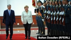 Германия канцлери Ангела Меркель Қирғизистон президенти Алмазбек Атамбаев билан, Бишкек, 2016 йил 14 июли.
