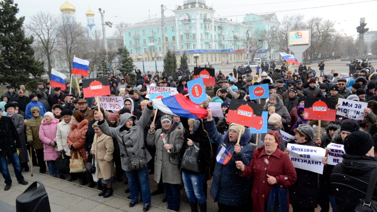 Новости новороссии антимайдан. Митинги в Луганске 2014. Пророссийский митинг в Луганске. Русская Весна в Луганске 2014. Майдан 2014 Луганск митинги.