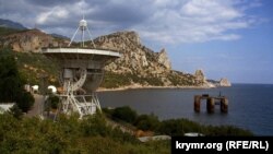 Крим, Сімеїз, Великий радіотелескоп Сімеїзької астрофізичної обсерваторії (на задньому плані гора Кішка), 9 вересня 1998 року.
