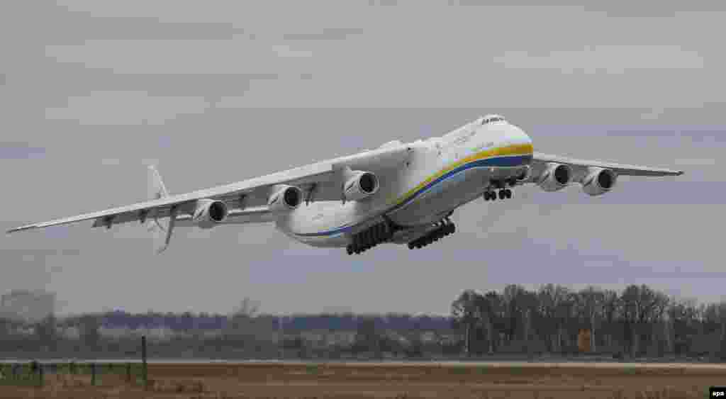 Ураїнський літак Ан-225 &laquo;Мрія&raquo; вилітає з аеропорту &laquo;Київ-Антонов&raquo; для виконання низки комерційних рейсів. Цей літак є найбільшим у світі. Київ, 10 листопада 2016 року