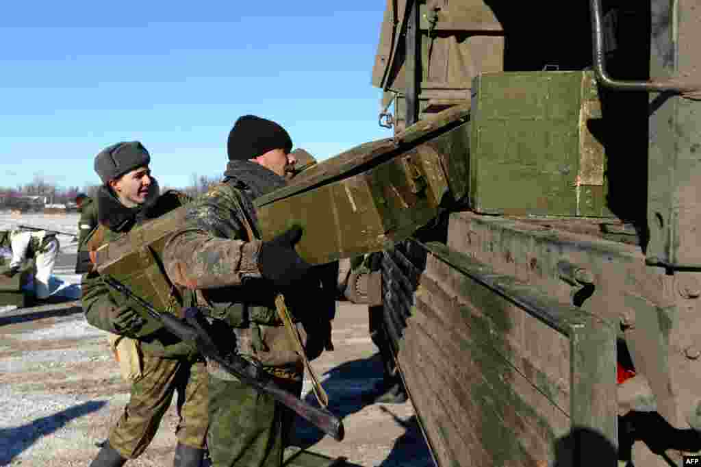 Пророссийские боевики загружают боеприпасы в военную технику на позиции недалеко Дебальцево, 17 февраля 2015