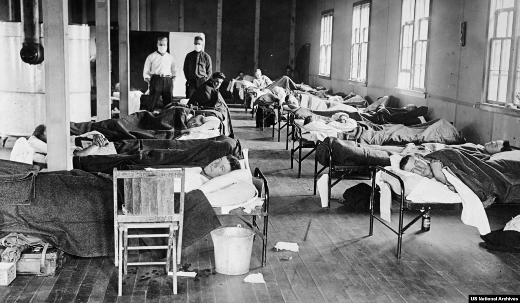 Bărbați aflați într-un lagăr de pregătire a armatei studenților, care s-au îmbolnăvit de gripă, în Colorado în 1918. Estimările numărului de oameni uciși în întreaga lume variază între 17 milioane și 100 milioane.