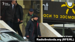 Рабинович выходит из здания, где находится офис Медведчука