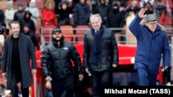  От ляво надясно: артистът Владимир Машков, рапърът Тимати, диригентът Валерий Гергиев и ръководителят на парламентарната комисия по защита Владимир Шаманов. Четиримата излиза на стадиона Лужники, където се организира протест 