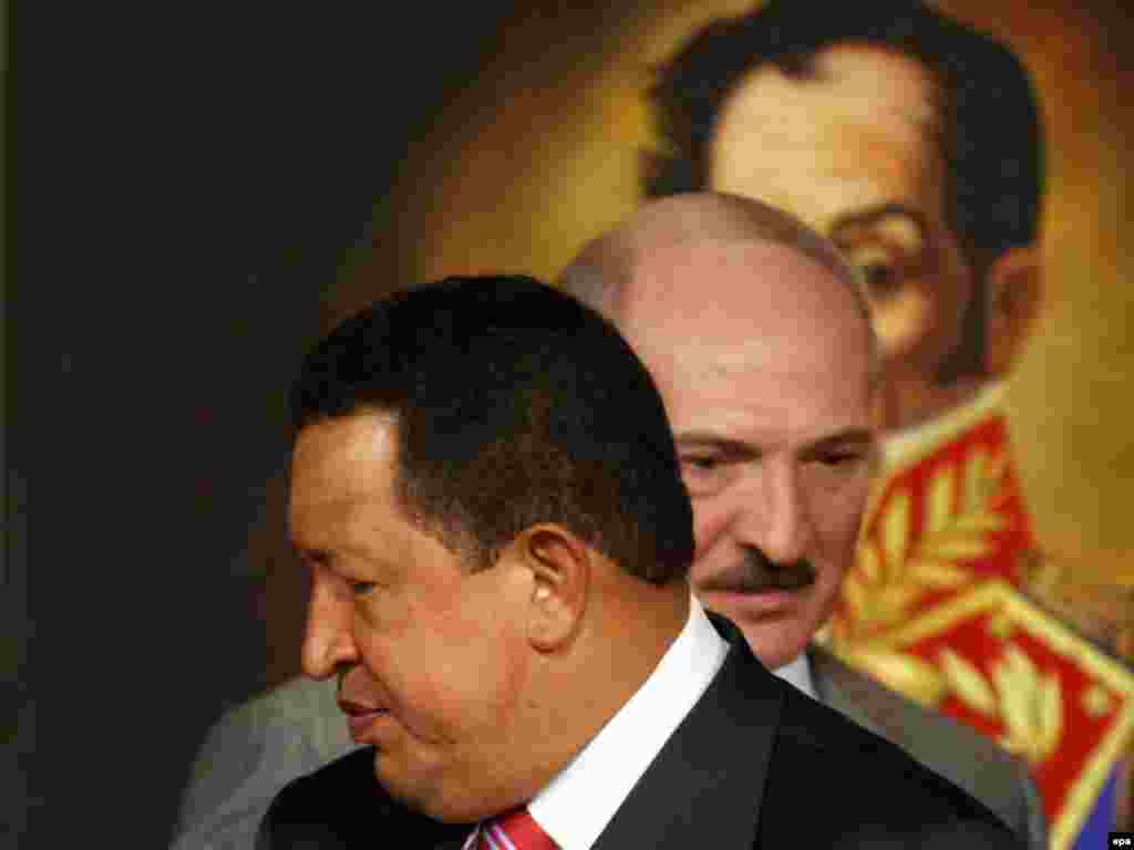 Președintele Venezuelei, Hugo Chavez și omologul său din Belarus Alyaksandr Lukashenka la Caracas. - Photo David Fernandez (epa)