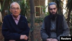 Отец Франс ван дер Люгт (слева) с участником переговоров о положении жителей Хомса, 29 января 2014 г. 