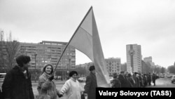 Живий ланцюг на вулицях міста Києва з нагоди святкування історичного Акту Соборності України. 21 січня 1990 року