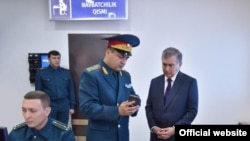 President Shavkat Mirziyoev (right) meets with police in Tashkent. (file photo)