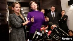 Алма Шалабаева казак түрмөсүнөн бошотулгандан кийин Римде пресс-конференция берүүдө. 27-декабрь, 2013-жыл.